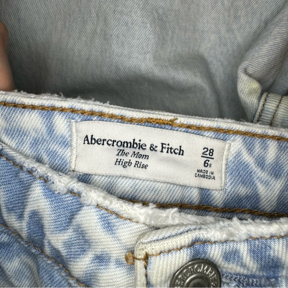 Abercrombie & Fitch The Mom High Rise Light Wash Denim Jean Size 6 - Picture 14 of 16